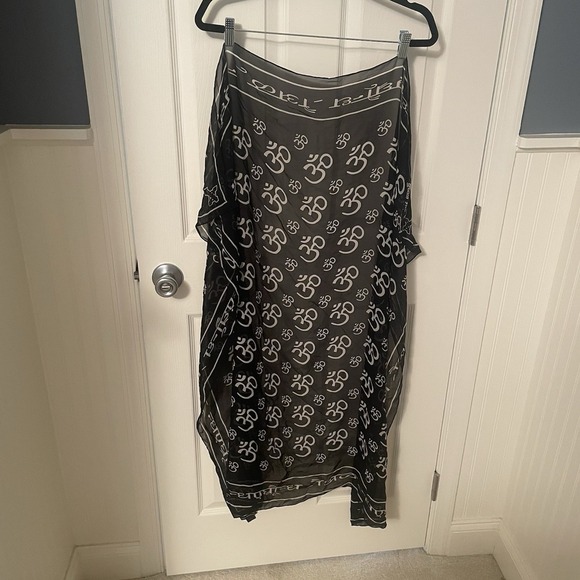 Royal Underground 100% Silk Scarf Black White Hindu Om Sign Design 44" X 42" - Picture 1 of 8